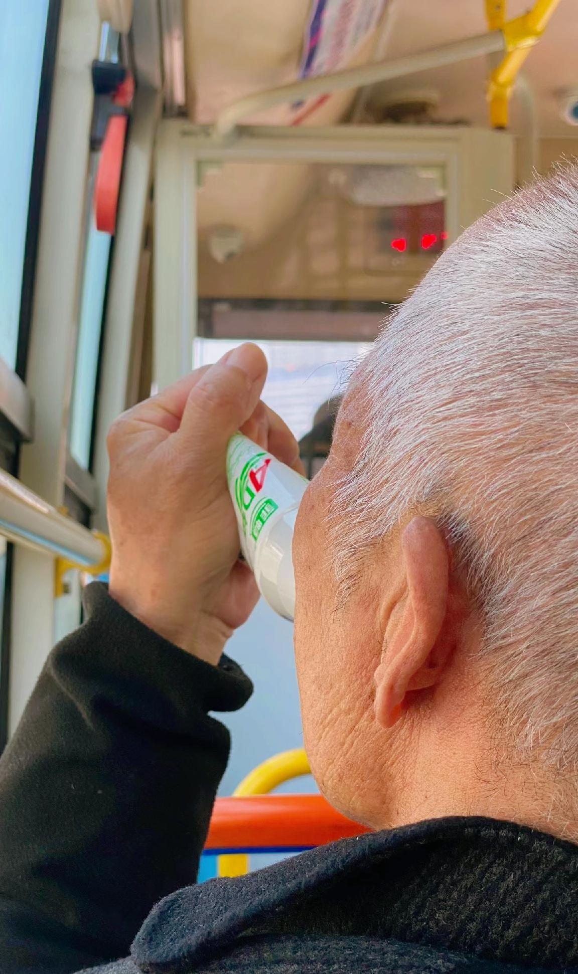 大城小事，小事大爱。在公交车上遇见一个喝AD钙奶的老爷爷
太可爱咯～