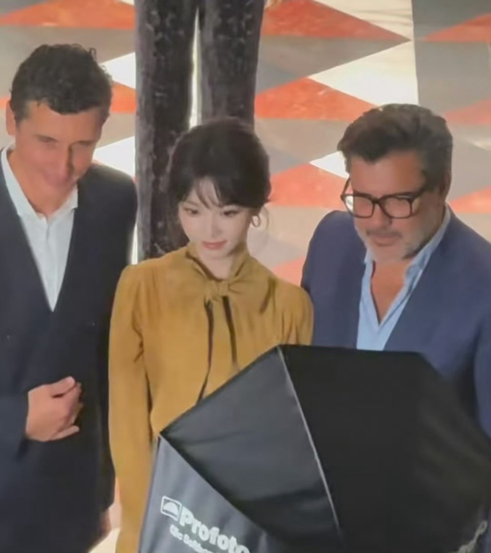 Gucci新加坡、马来西亚、菲律宾、关岛及印尼区域总经理站在田曦薇旁边 