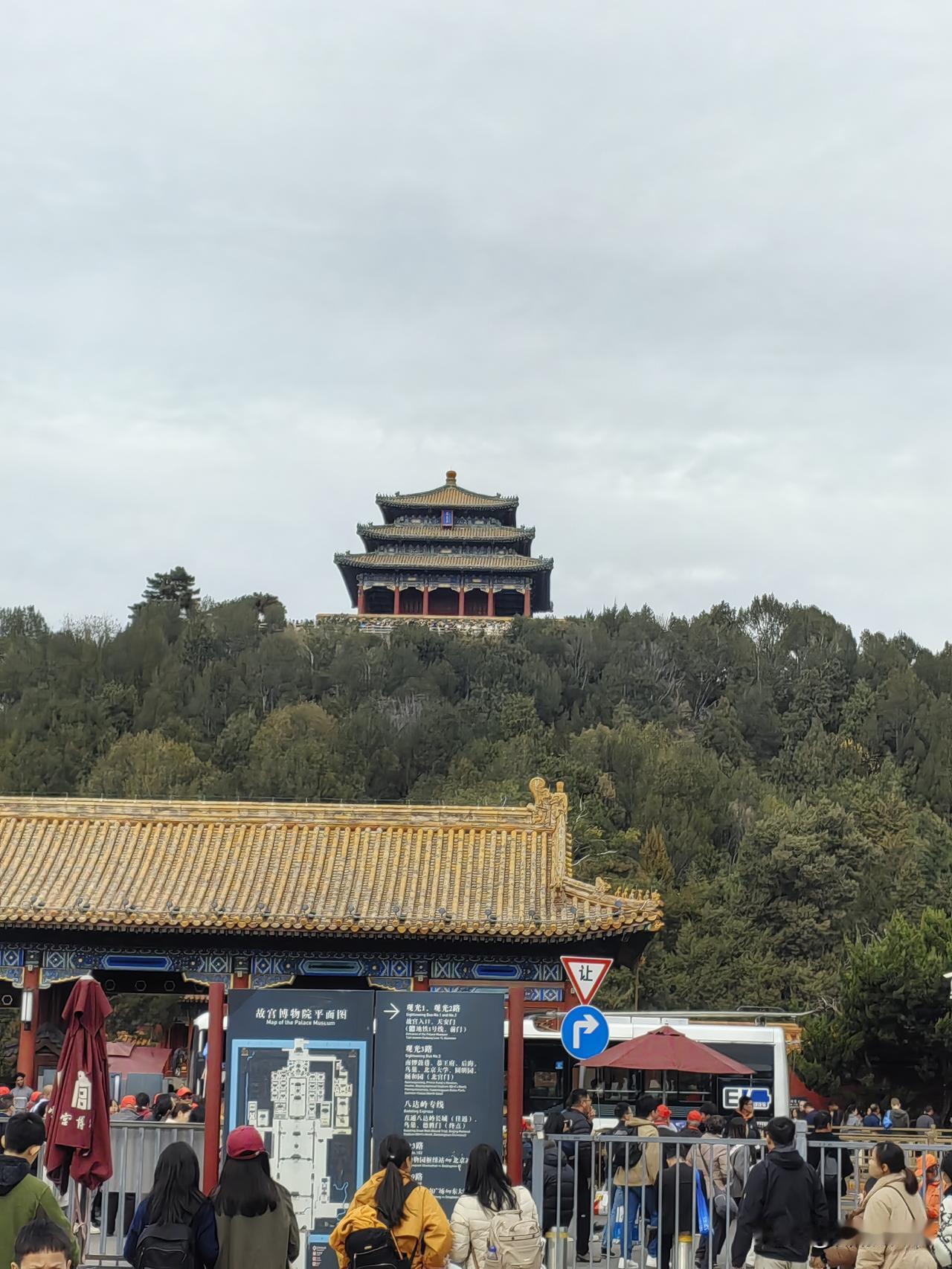 出门就是景山公园。
但是脚力实在不行了，
放弃。