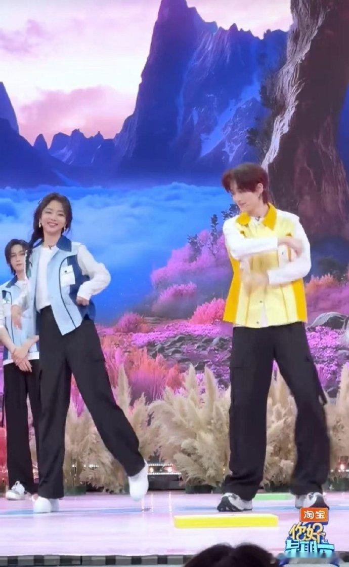 谭松韵丁程鑫cha越南鼓卡点舞 超带感的舞台来袭！丁程鑫实力控场超圈粉，谭松韵灵