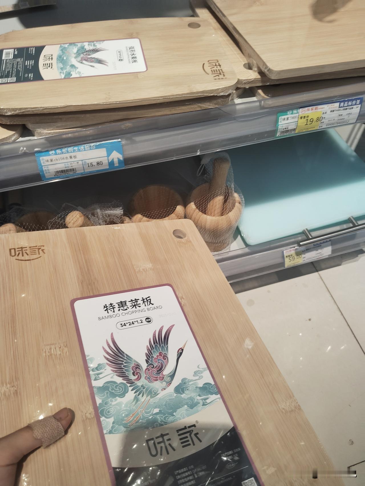 闺蜜生日，特意从超市挑了个“菜板”送给她，没想到把她高兴坏了，昨天闺蜜生日，其实