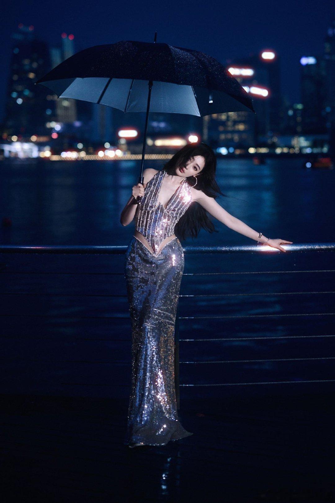 九年公益步履不停，她创立基金守护重症患儿，灾后妇童庇护项目百日落地显担当。聚光灯