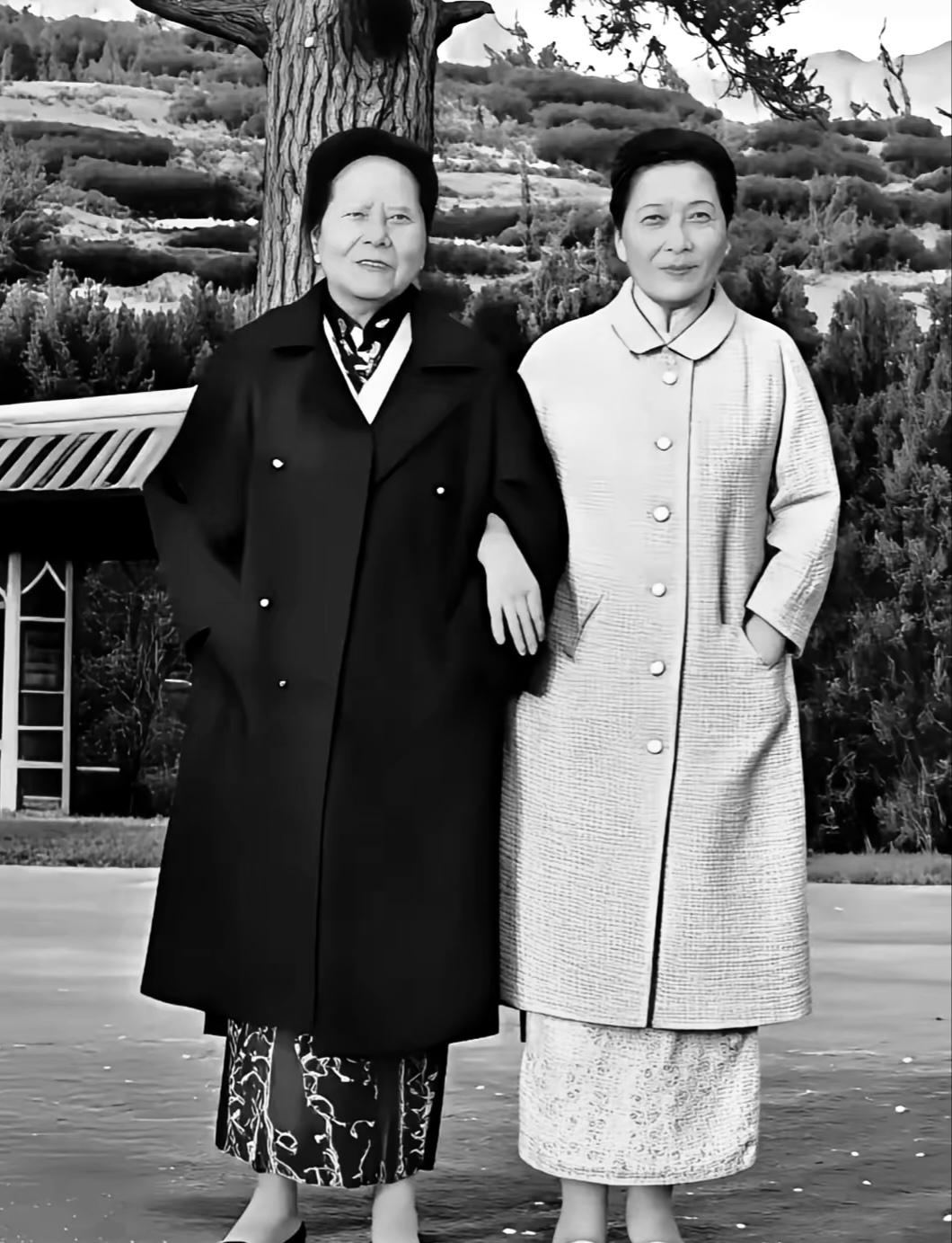 1968年，纽约长岛，宋霭龄和宋美龄姐妹俩合了张影。

姐姐和七旬的妹妹腰背笔直