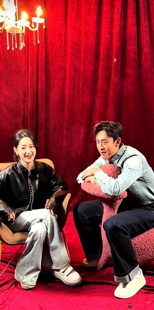 没人敢信，几千万人熬夜追的高干医生和清冷天才，吻戏竟然像牛耕地。郭晓婷指着监视器