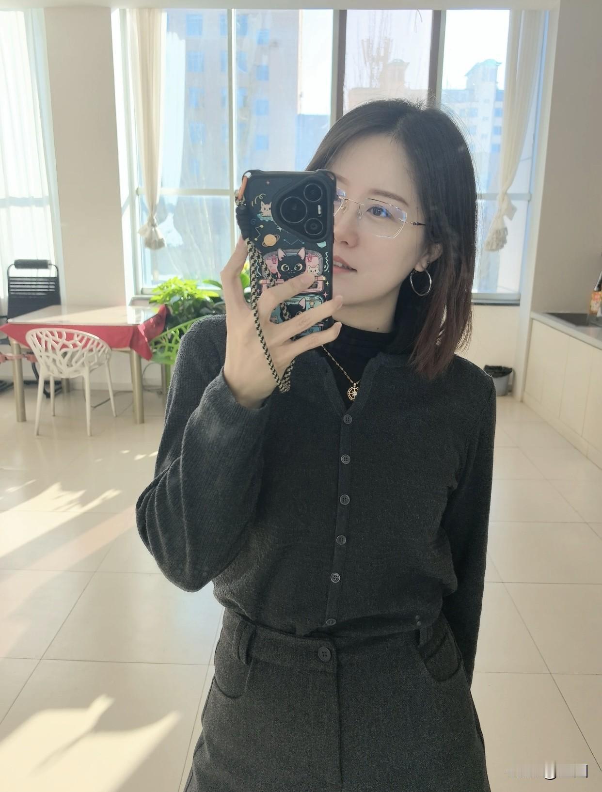 如何看待女生穿丝袜在工作场合，丝袜搭配职业装很得体。