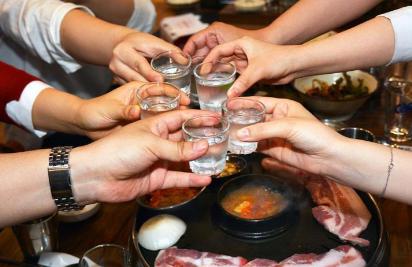 “这就是放纵的代价！”云南宜良，一女子带着2个年幼儿子，跟朋友还有3个男子狂喝到