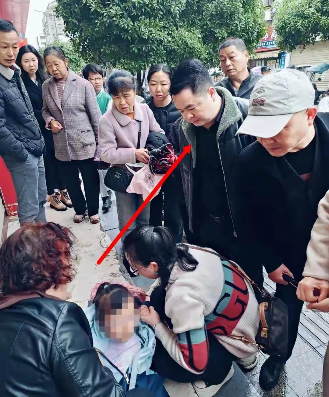 危难时刻显担当！退役军人街头出手，为幼小生命抢回生机上学路上突发意外，退役军人挺