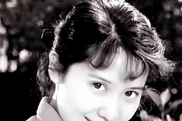 她是新中国首位被依法执行死刑的文艺女星，从万众追捧的顶流演员沦为阶下囚，她的人生