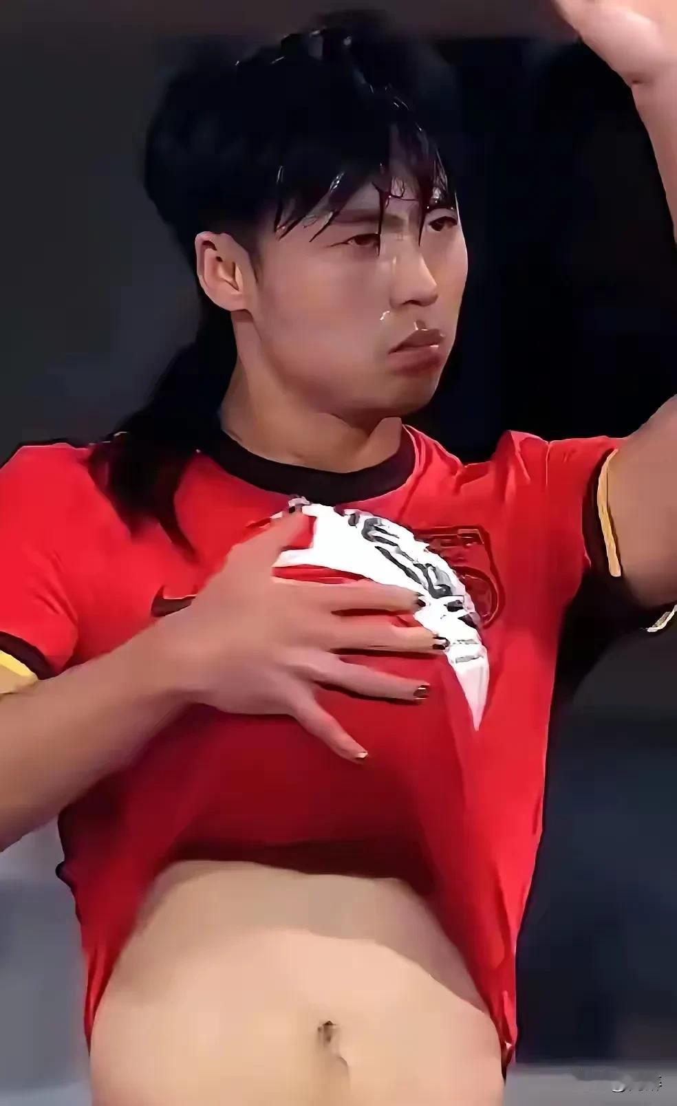 留小辫，涂美甲，一肚子肥肉不怪他。
没球技，没德性，污言秽语不怪他。
怪只怪是谁