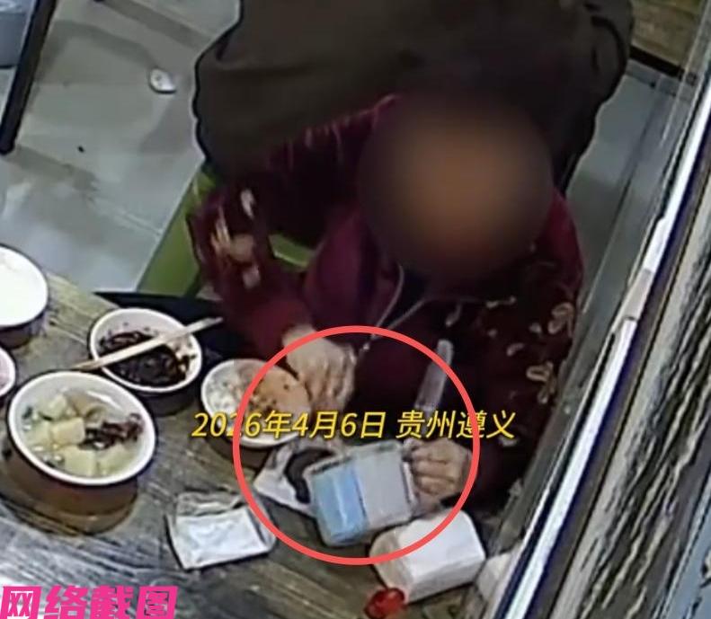 贵州遵义有家面馆老板这些天，发现有餐桌上的花椒都是空碗，起初老板也没有在意，但接