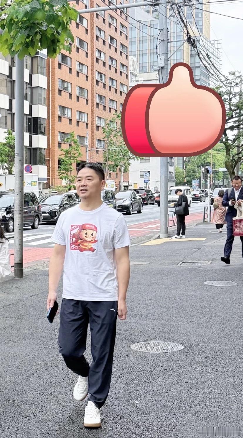 刘强东带火中国动画战袍这波猪猪侠终于也是吃上流量了，小时候谁不是天天守着电视机等