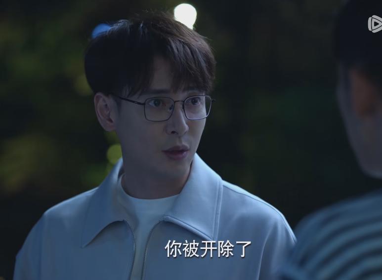 老板对男人说：你明天不用来上班了，你被开除了。男人不解地问：为什么呀！这些天我带