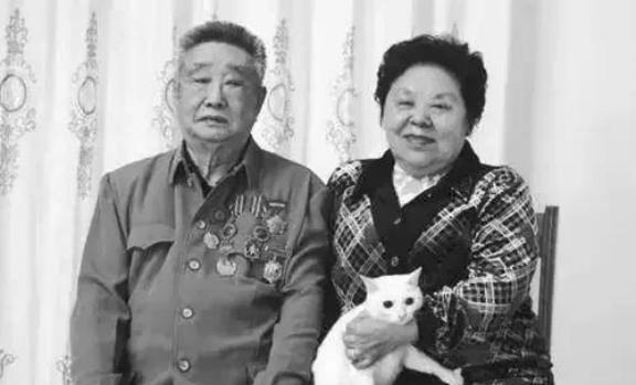 1943年，日军空袭时，18岁战士宋岭春仰面躲在草丛里，看飞行员探头出来，当敌机