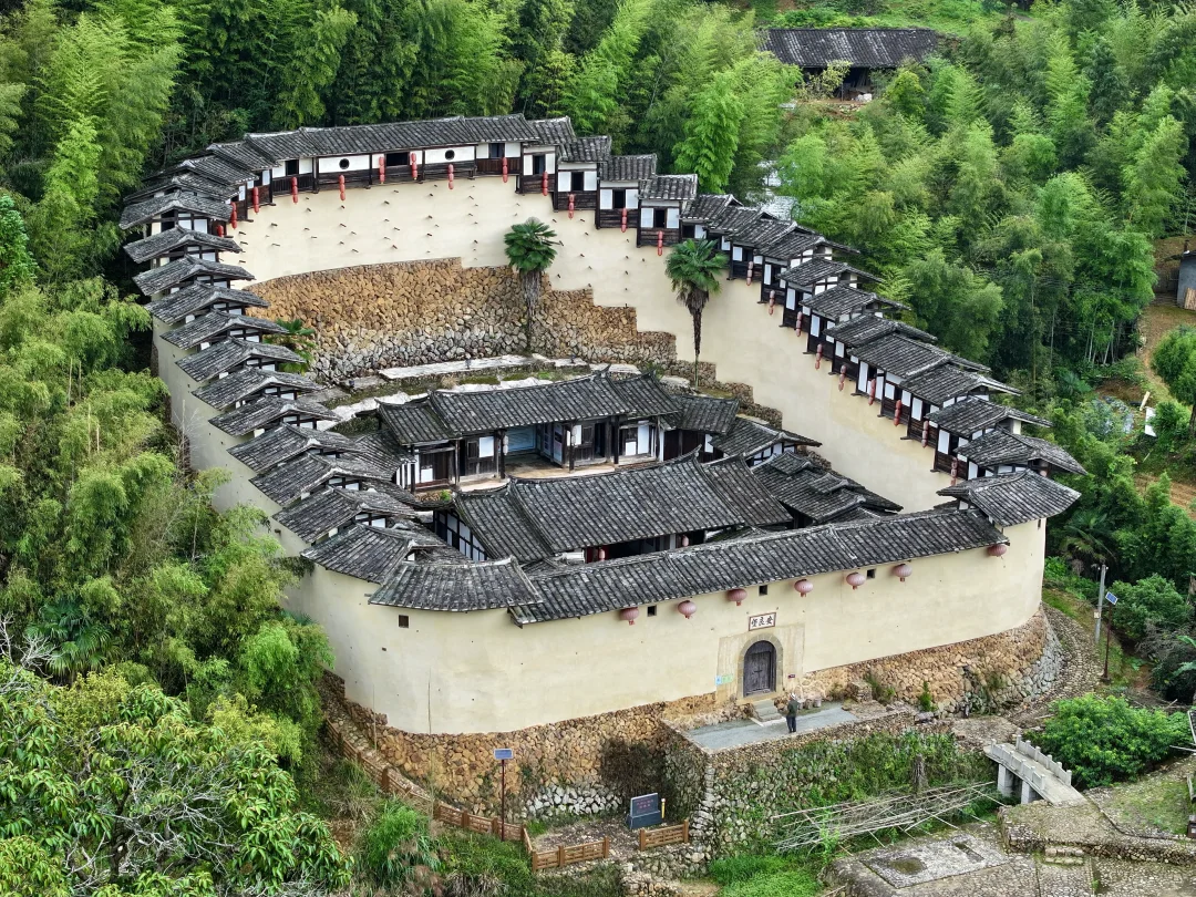 这座土堡太像布达拉宫了吧！大田安良堡！