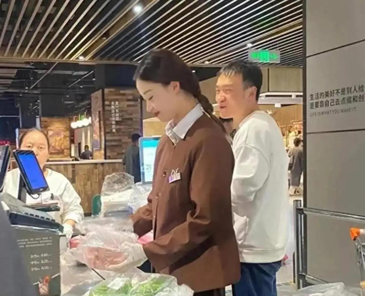 很多人说于东来露出真面目了，因为他开会亲口说“员工其实不值那么多钱”。说实话，我