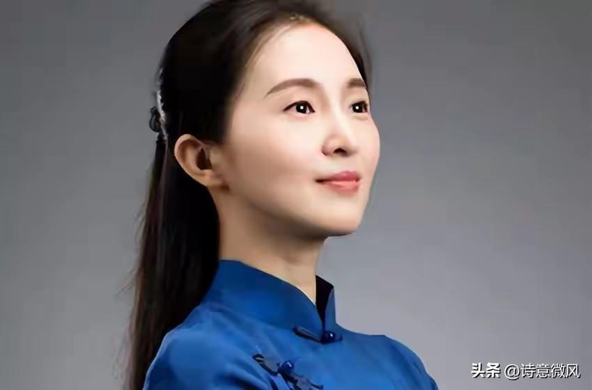 “最美校长胡红梅”堕落史：凭美貌走上巅峰，但一夜之间人设崩塌。
胡红梅的人生起点