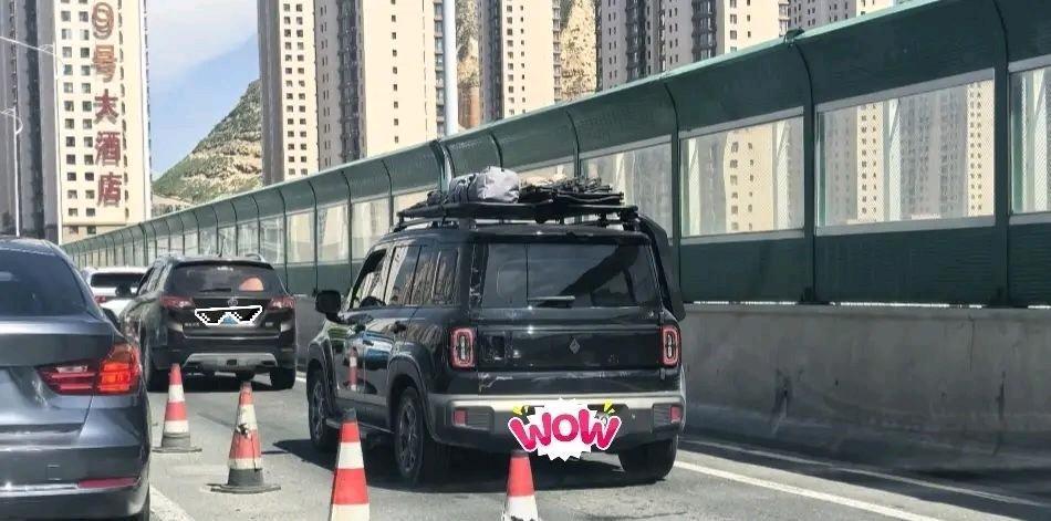 坦克50 见过吗？长城汽车啥时候出的新车？兄弟们，要被笑死了！
路上看到一辆车，