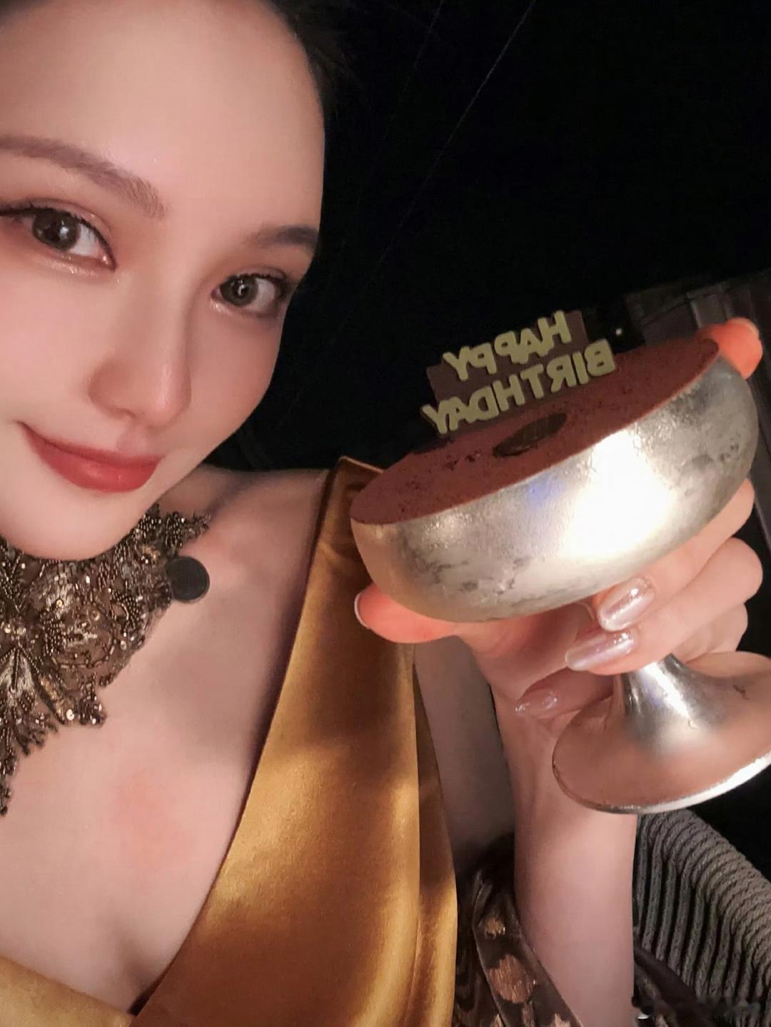 周扬青跟罗昊在一起的原因 36岁周扬青与罗昊的短暂恋情再次成为公众关注焦点。周姐