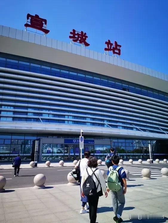 由于不赶时间，节省开支，购买了绿皮火车的卧铺票，既能在车上休息，又节约了开支，两