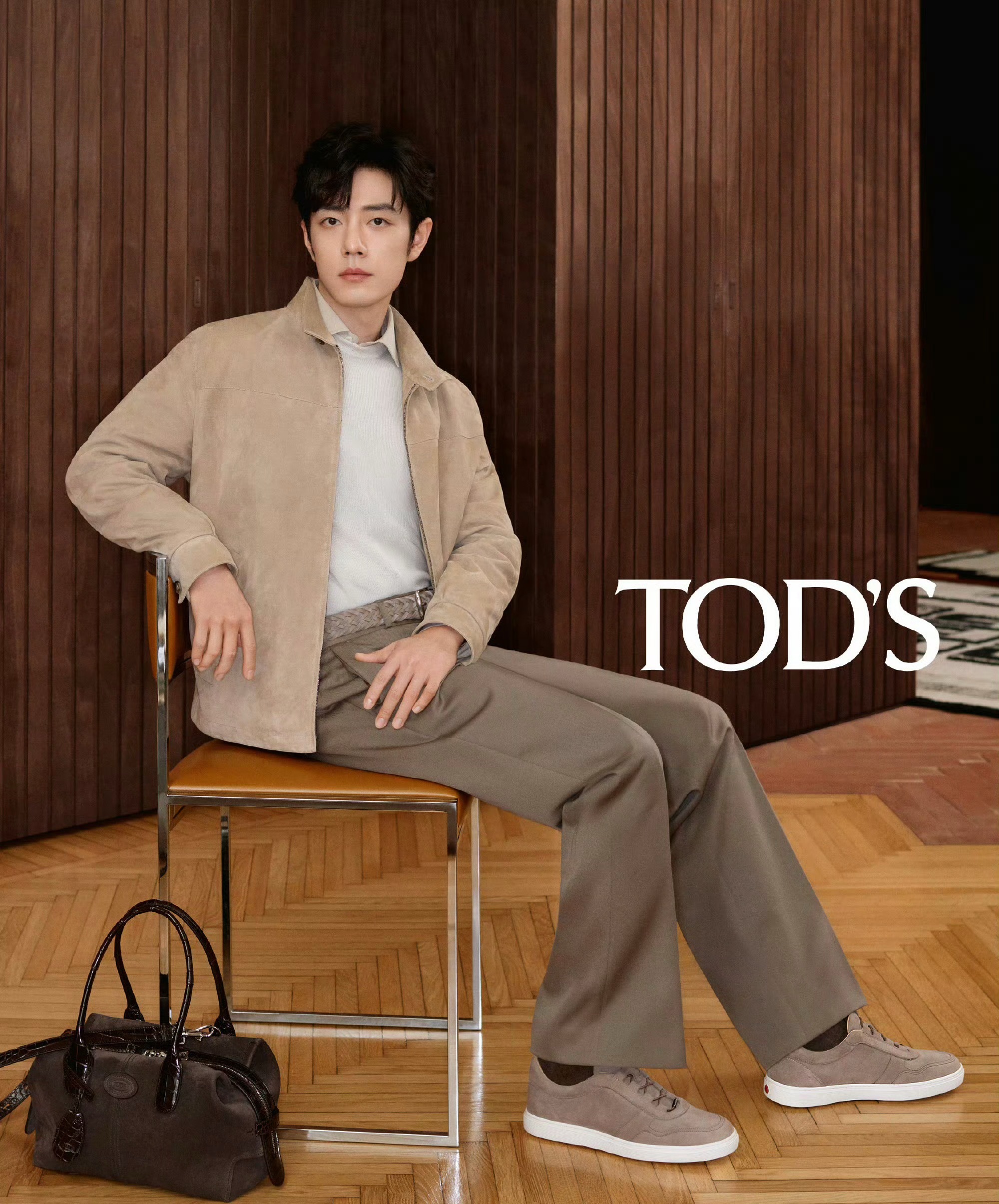 肖战两大奢牌排面 这个tod‘s的审美也太不稳定了，有时感觉像足力健[拜拜][打