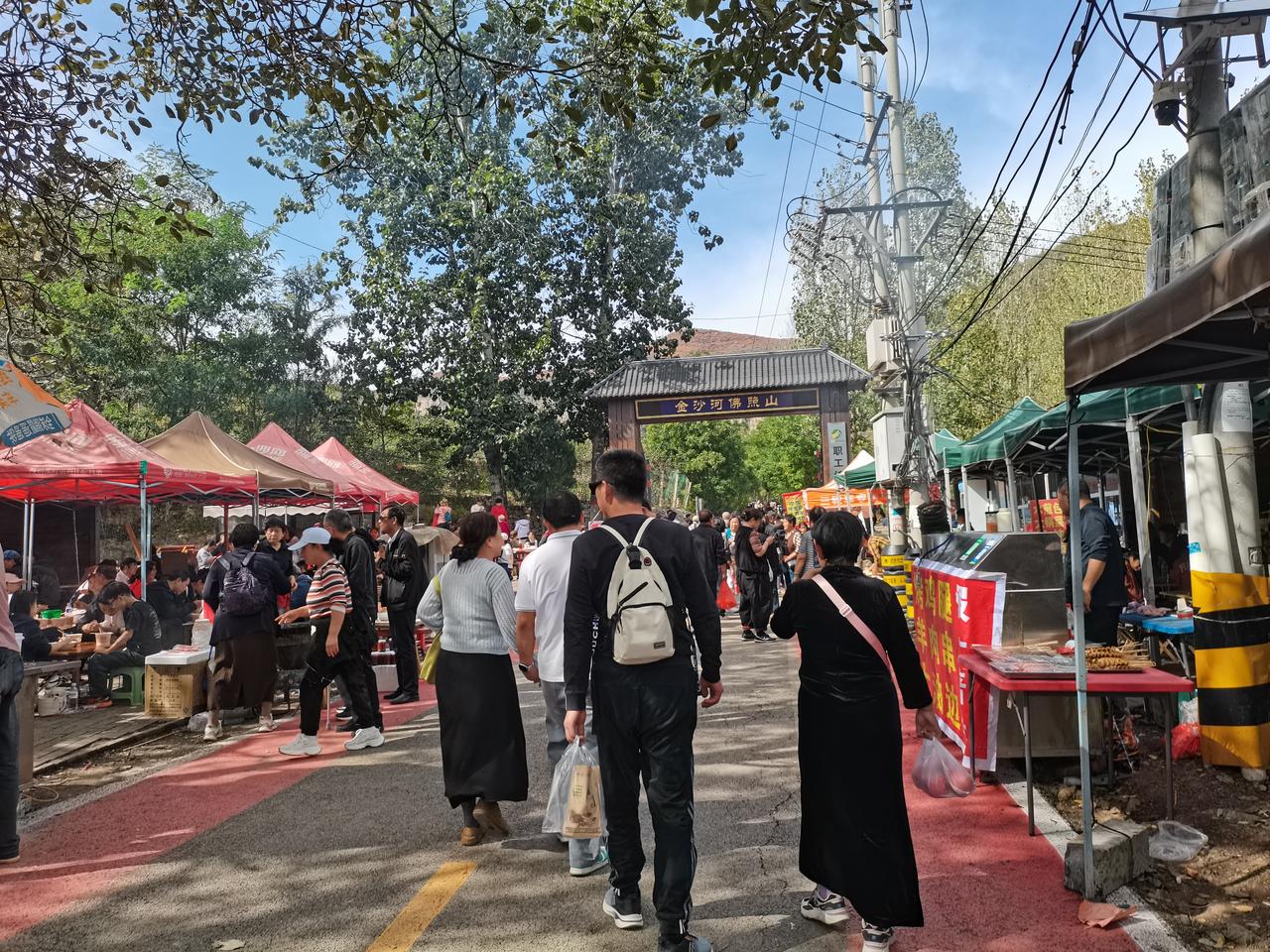 佛照山
红叶节
在金秋十月十八号开幕
现场人潮涌动
满山的红叶
层层叠叠红遍山岗