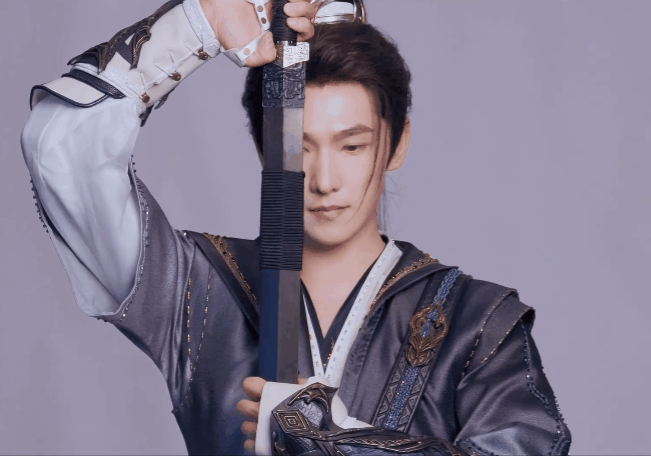 好帅的剑仙啊！杨洋连在花絮里都如此好看[爱慕]真的超绝建模脸！ ​​​