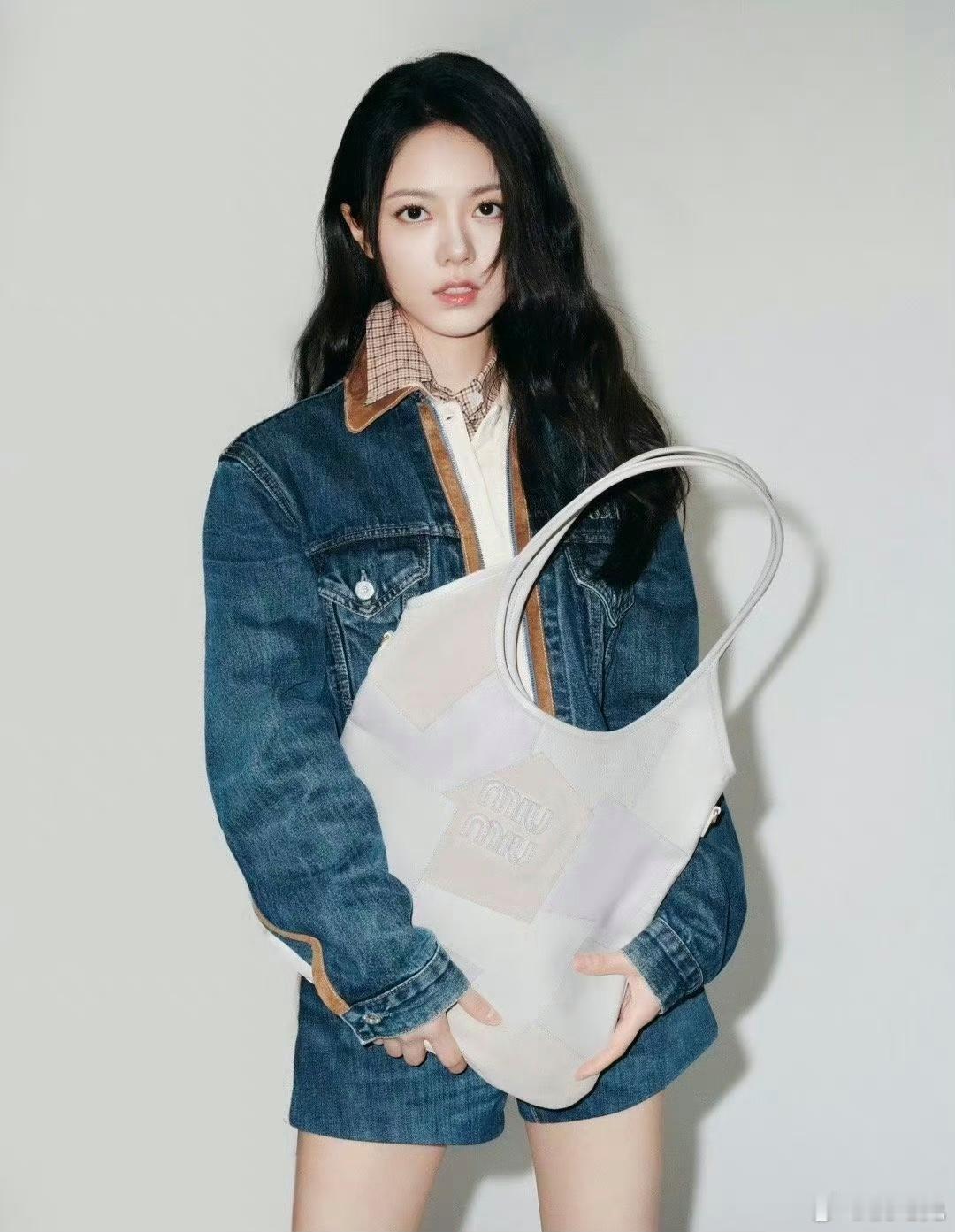 miumiu商务大片，赵今麦的眼神好呆啊…完全被刘浩存碾压了[二哈] ​​​