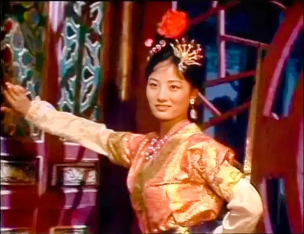 女演员任文坚在谈到自己的职业生涯时，提到了她在西游记剧组中所饰演的白龙马化身的女