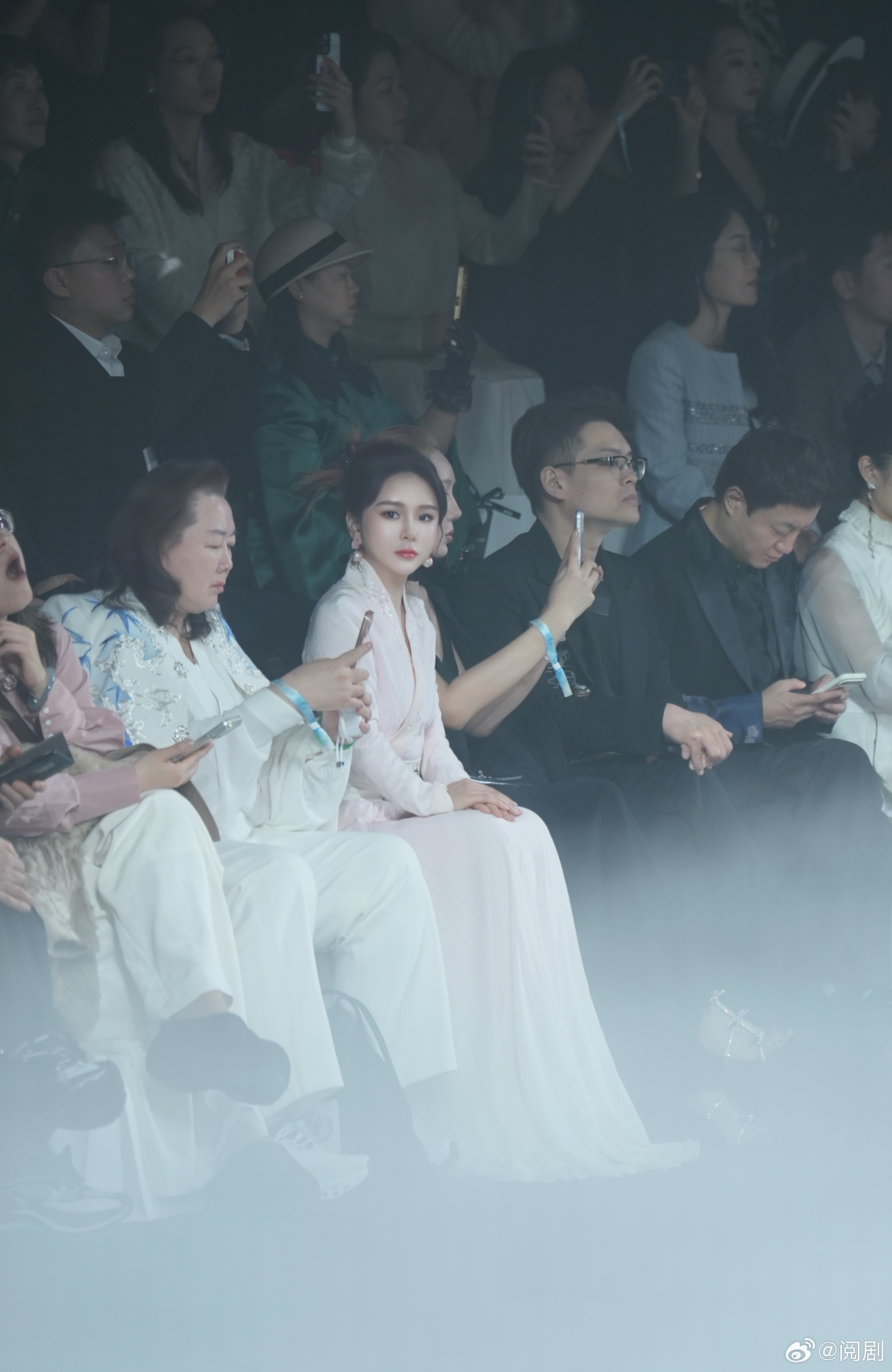 主持人刘美希亮相中国国际时装周开幕大秀 时尚舞台上，刘美希展现跨界精英魅力，东方