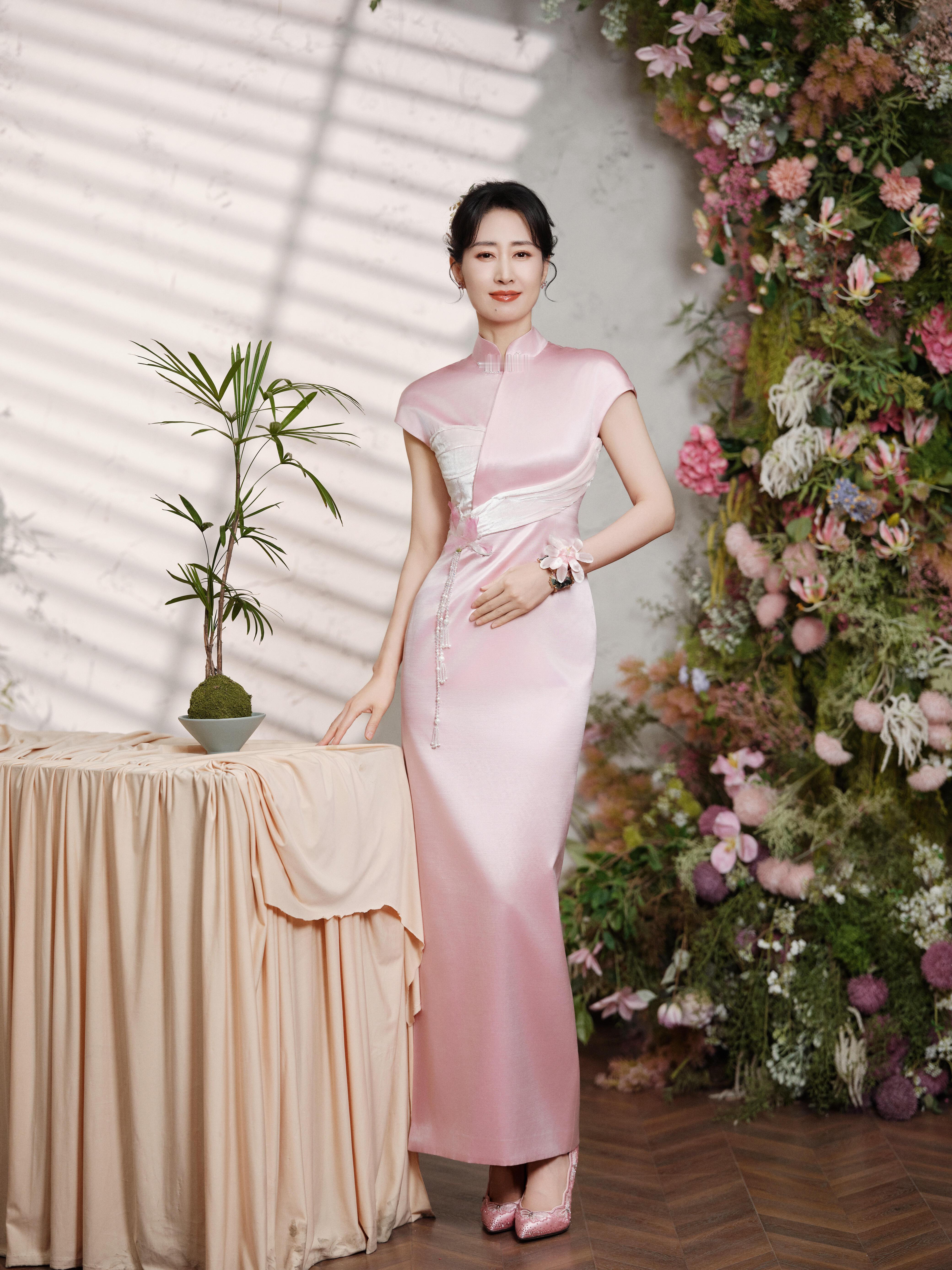 刘敏涛穿家乡非遗上春晚刘敏涛着非遗上春晚，温婉气质很适配呀