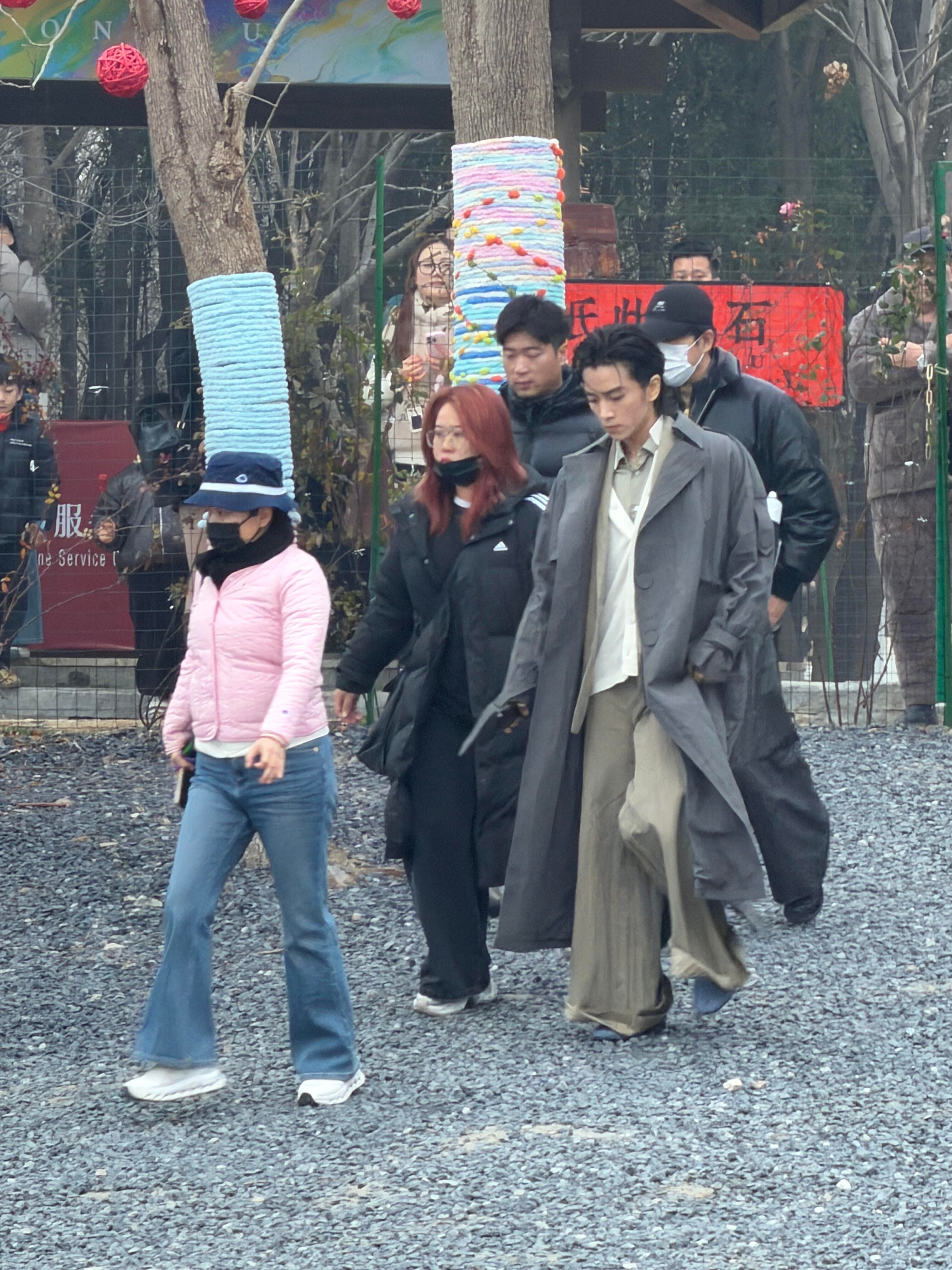 乍一看 以为是王🌟🌙再一看 啥衣服把人穿成一米五 