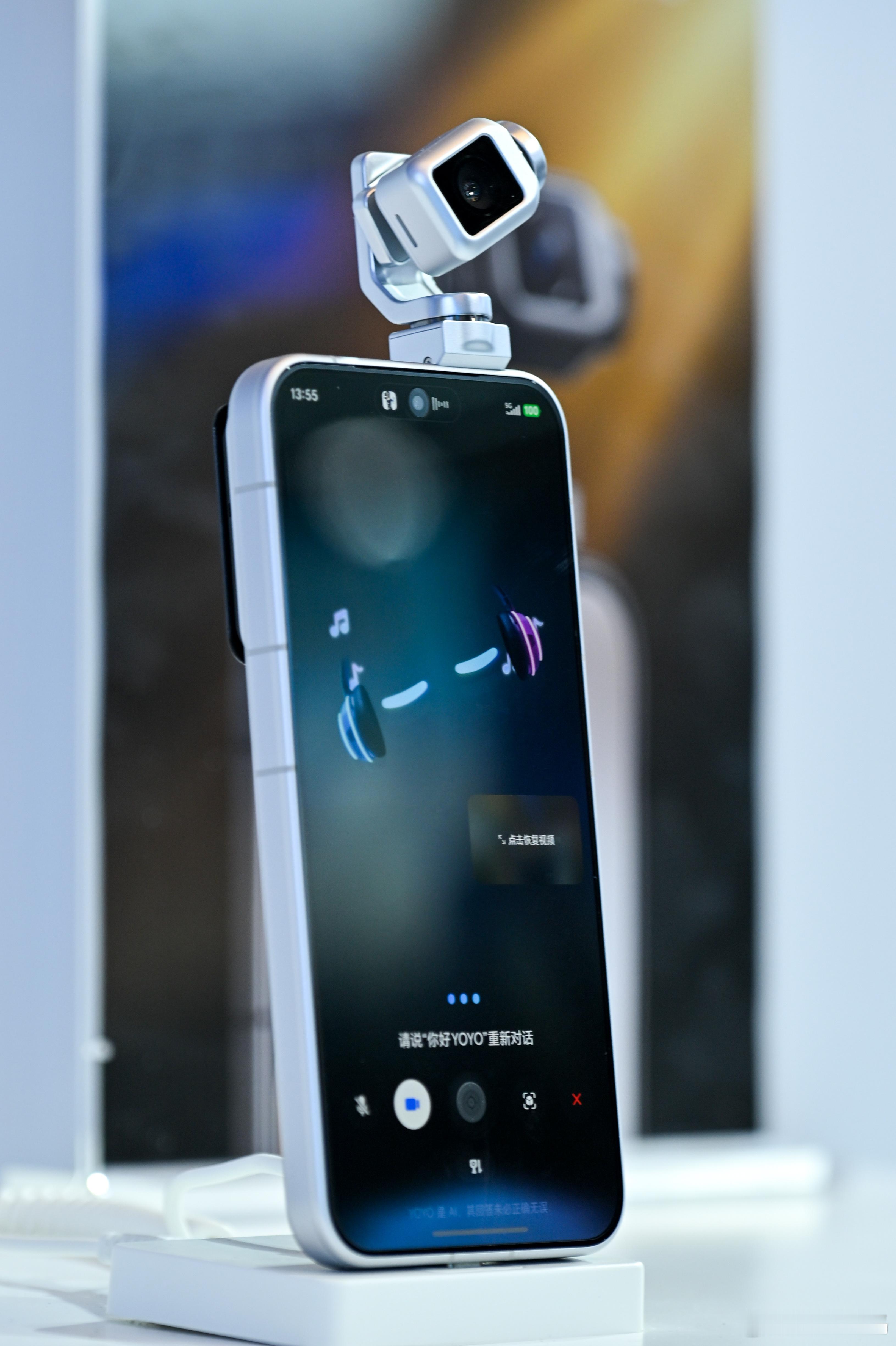 突然发现Robot Phone 这个设计并非心血来潮，而是有长期技术沉淀的。从十