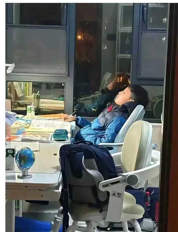 周一晚上学钢琴，周二历史地理，周三打鼓，周四跆拳道，周五语文，周六英语和数学。