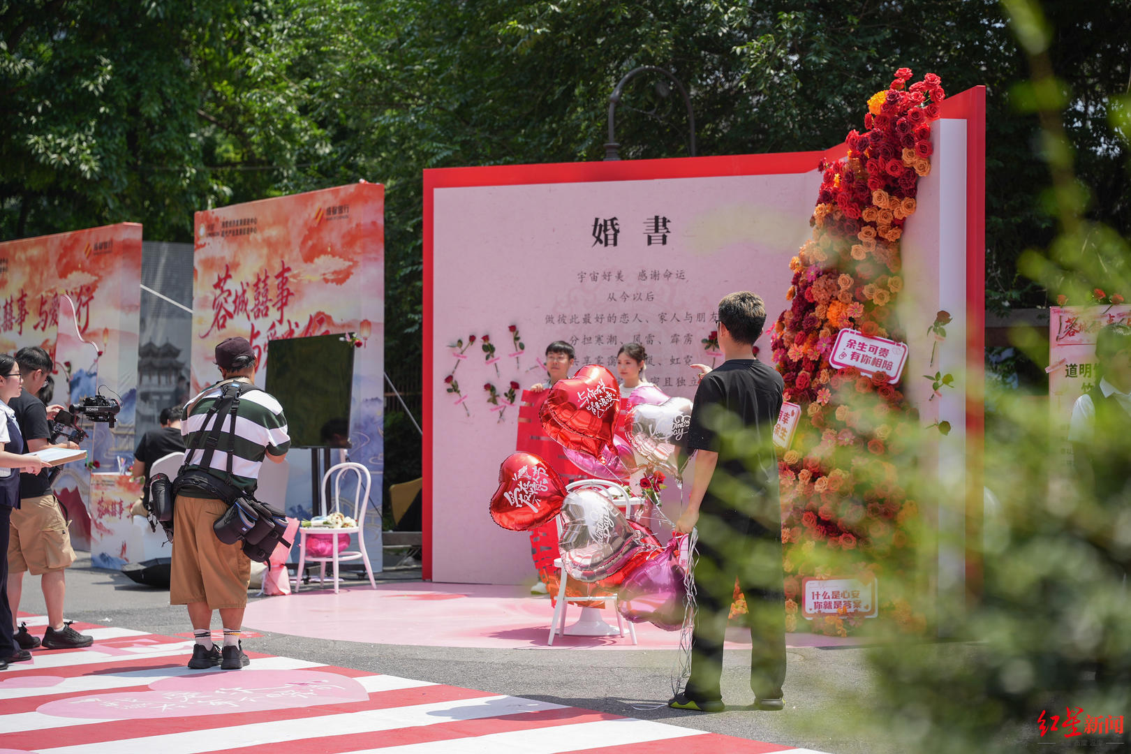 截至17时30分,成都“520”已有5705对新人完成登记