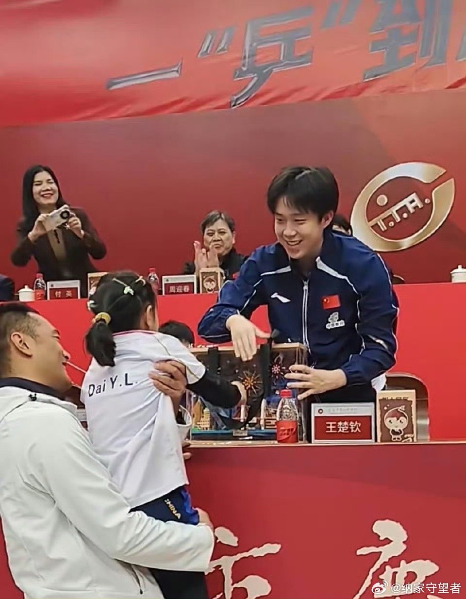 9岁小球员送王楚钦重庆拼图看把头哥乐的，这是来自花朵儿的祝福！ 