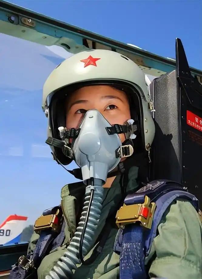 中国飞行员！辽宁老兵女机长太飒了
 
刘雨环1971年出生，89年入伍服役广州军