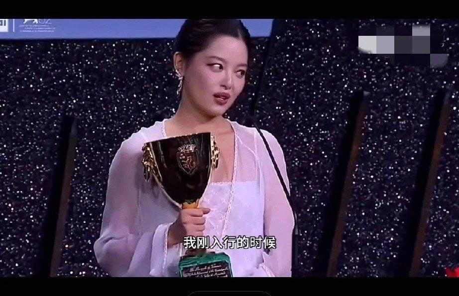 辛芷蕾发文回应获奖辛芷蕾威尼斯影后获奖感言，“我刚入行的时候，吹过一个牛，我说我