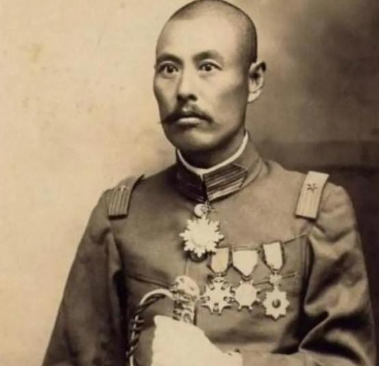 1927年，直系军阀大佬吴佩孚正处在人生低谷，逃难的时候谁知遇上了土匪，秘书张启