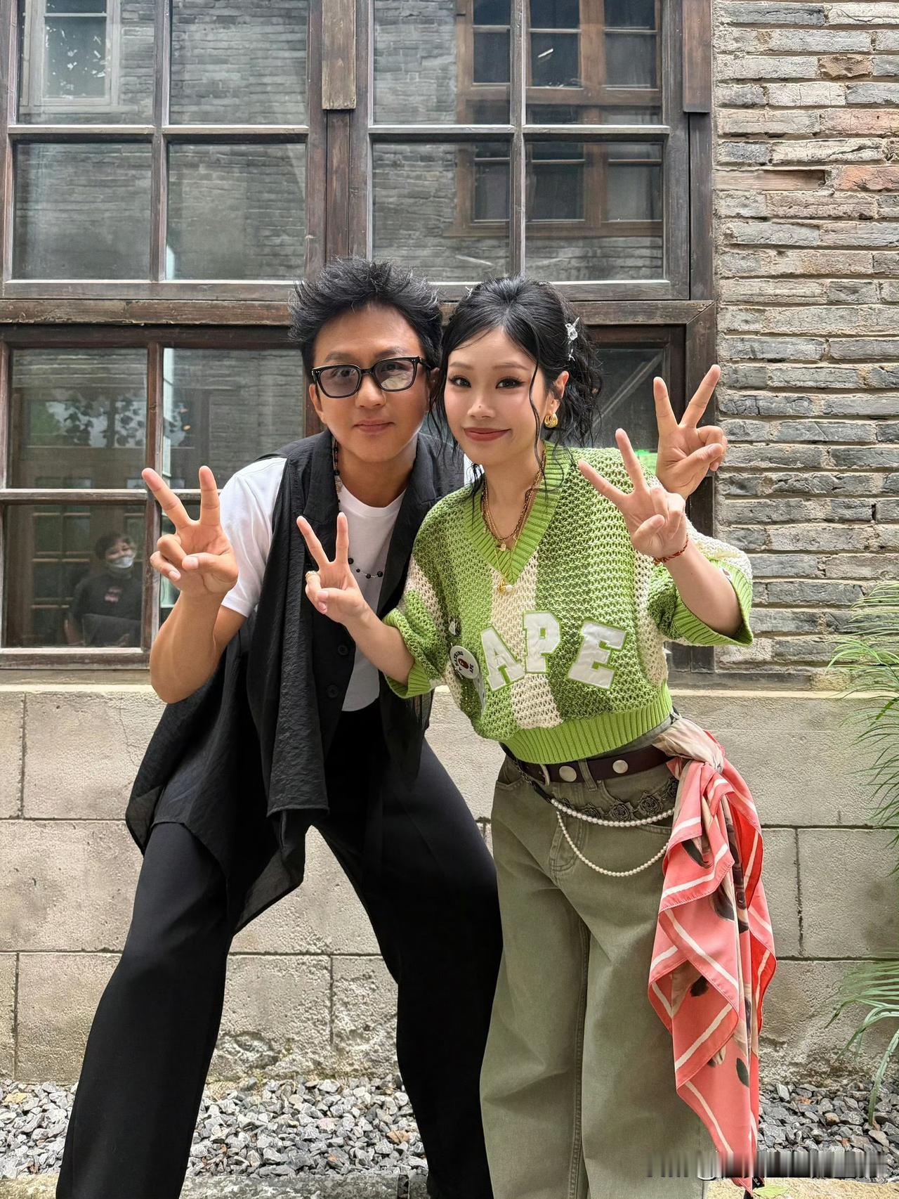 万妮达晒与邓超陈赫同框合影，一个幽默体贴一个成熟稳重，谁看了不说一句五哈人脉太绝