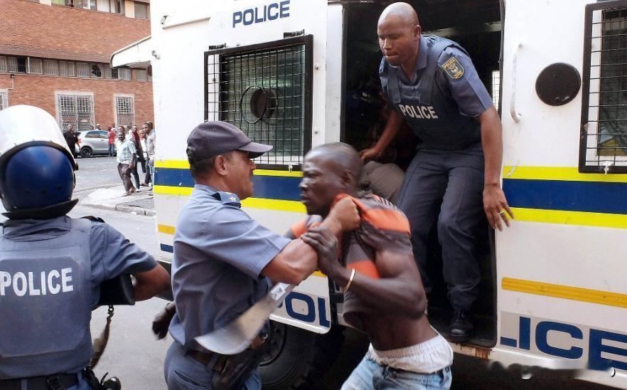 南非圣诞新年行，中国公民需警惕！使馆紧急提醒：低调不露富，安全第一
 
哎呀，朋