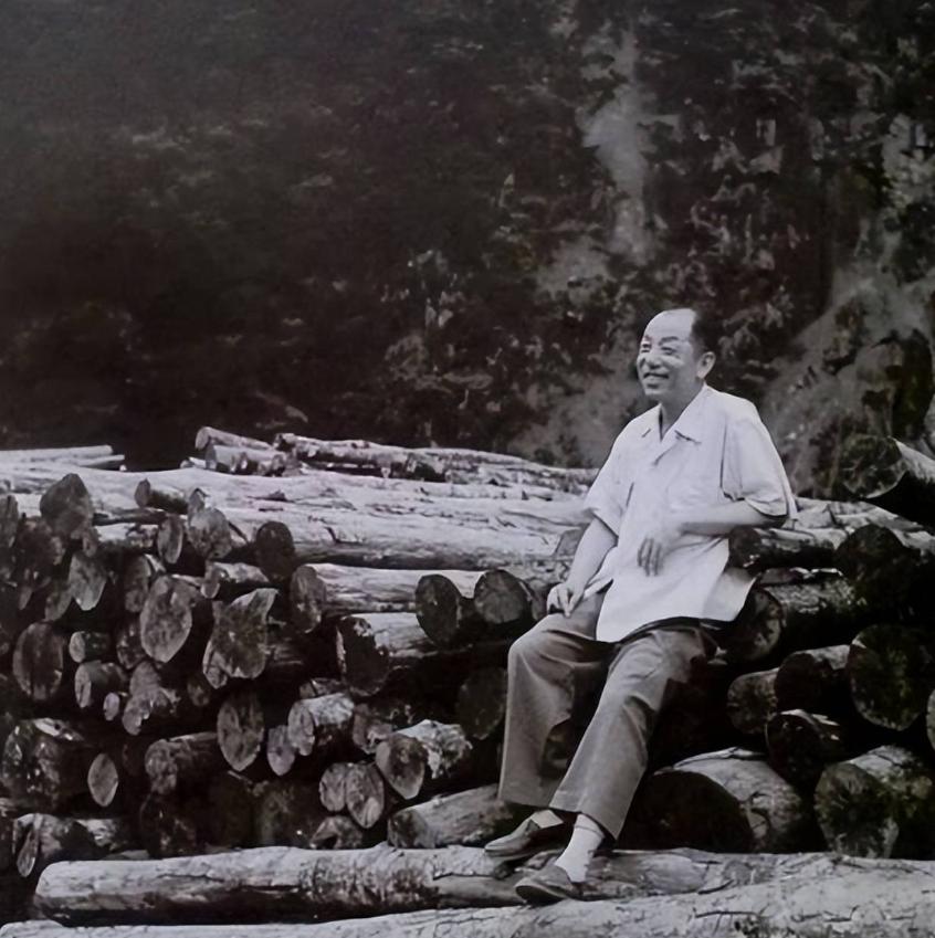 年轻时的张学良，抽大烟、打吗啡、纵情声色，五毒俱全，但他却熬死了政敌，熬死了朋友