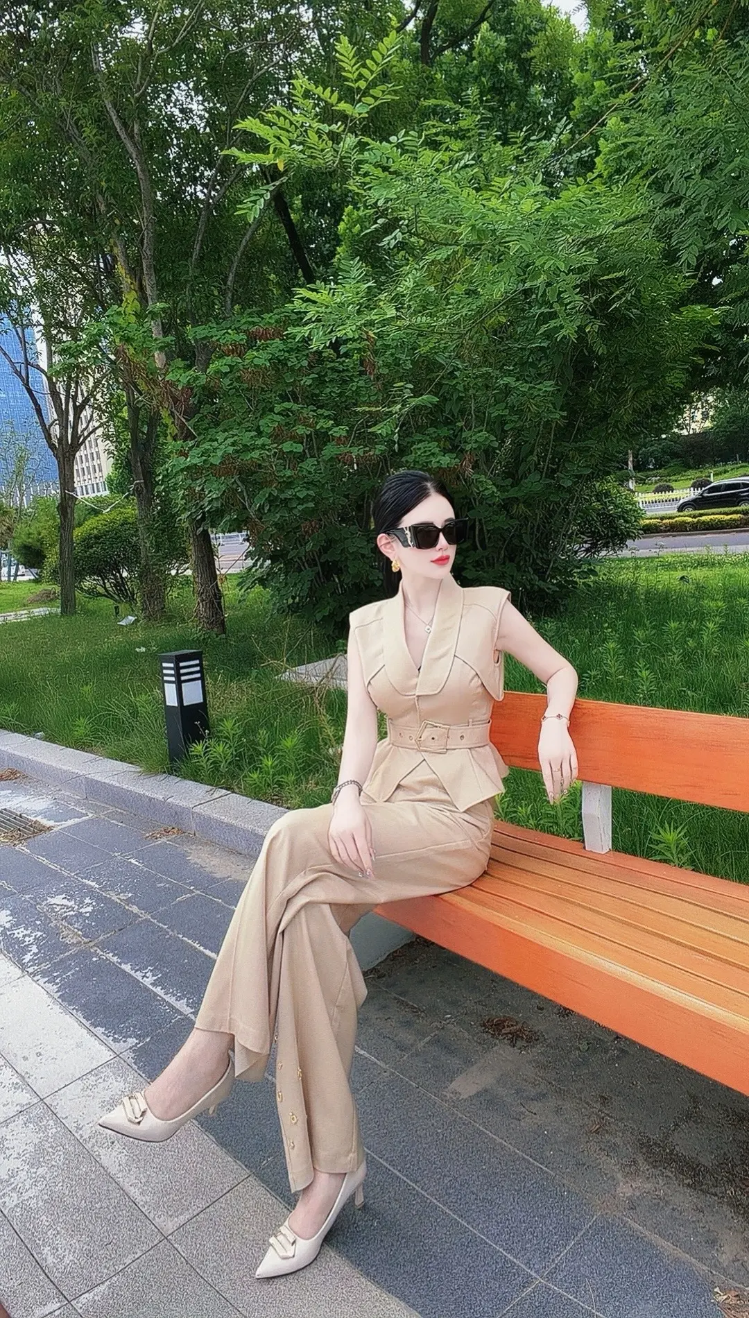 是否再绚烂的星河，天亮都要失色，听说你为她做的件件是我曾经求而不得。