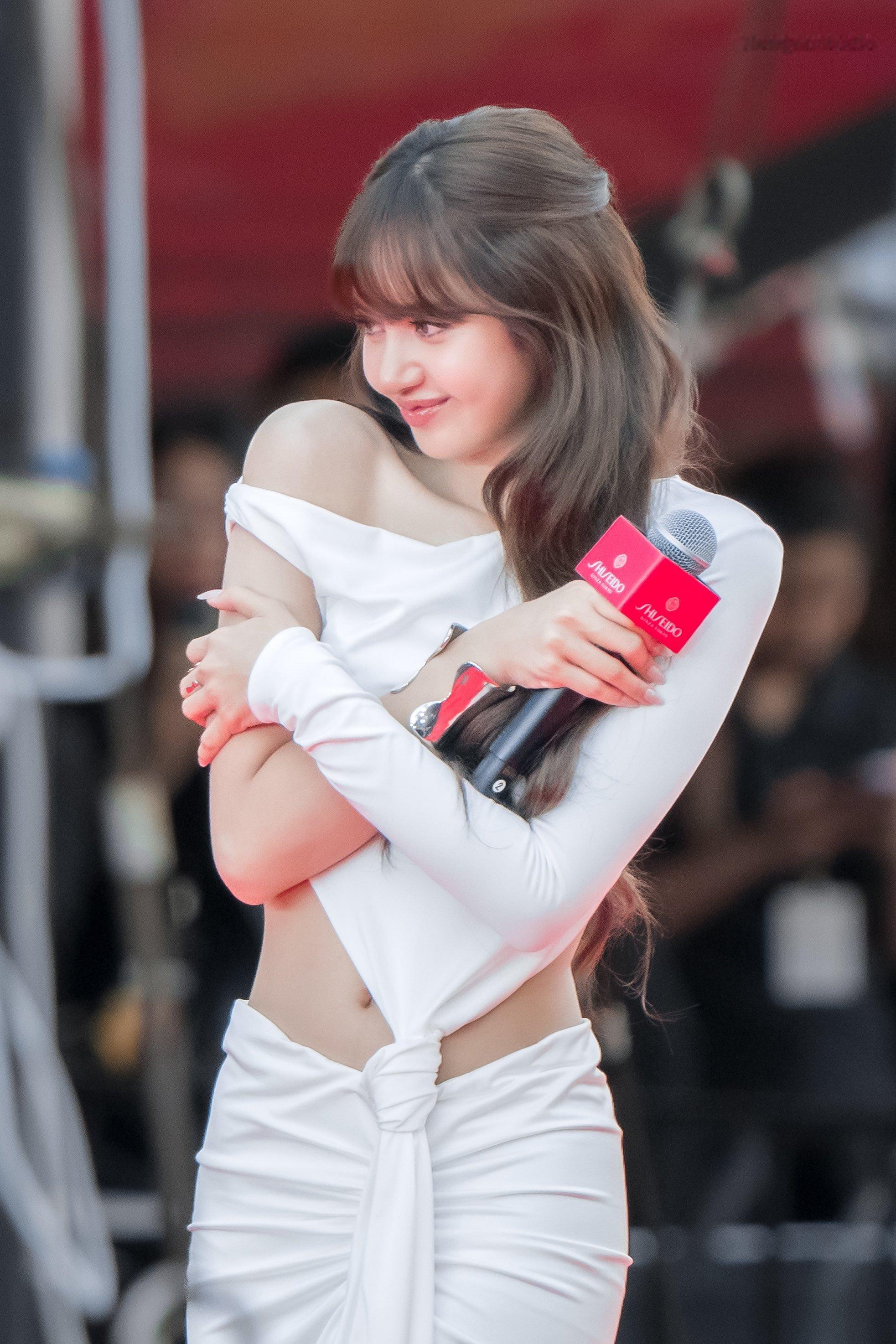 LISA❤️Lisa把手机藏在礼服后腰260704 泰国🇹🇭曼谷centra