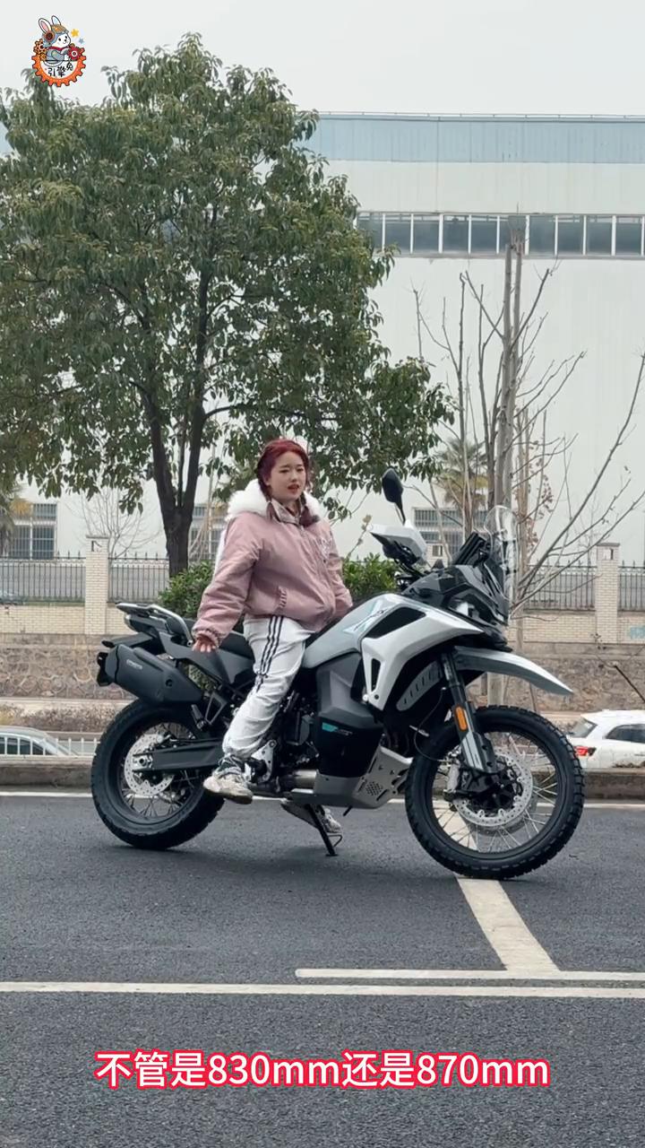 不管是830mm还是870mm，我(165cm)坐上去都只能当一个挂件。
哈喽大