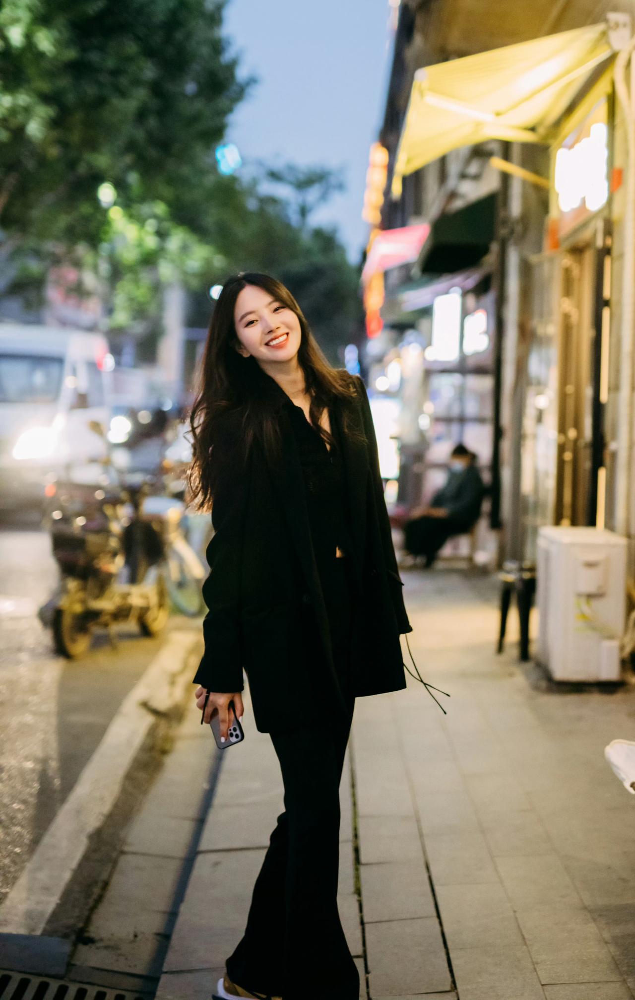 什么样子的女人才是最美的烟火巷里走一走，笑一笑，吹吹风，一身黑，漫步入夜街头，利