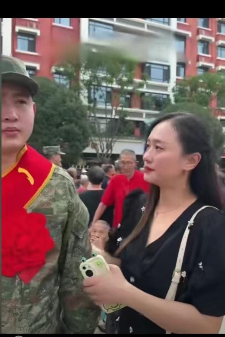 看哭了!一姑姑送侄子去参军，车站里别人都是爸妈送行，她却一个人站在队伍外面，眼泪