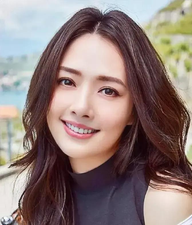 郭碧婷独自照顾父亲，表面看似“要强”，其实内心深处藏着对亲情的深重依赖。早年丧母