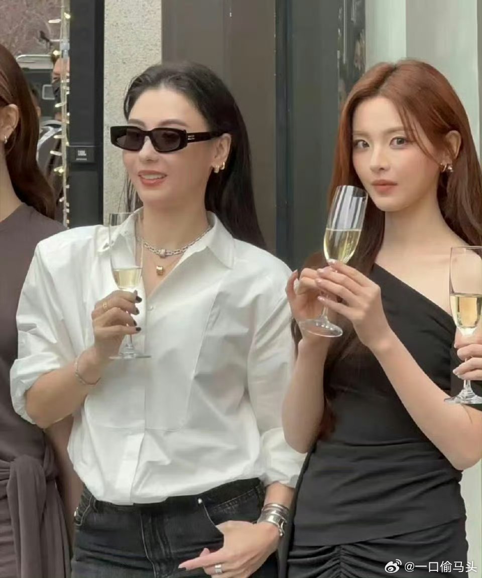 张柏芝把杨超越盯害羞了杨超越张柏芝这眼神也太杀了吧，直接把杨超越盯到脸红低头，两