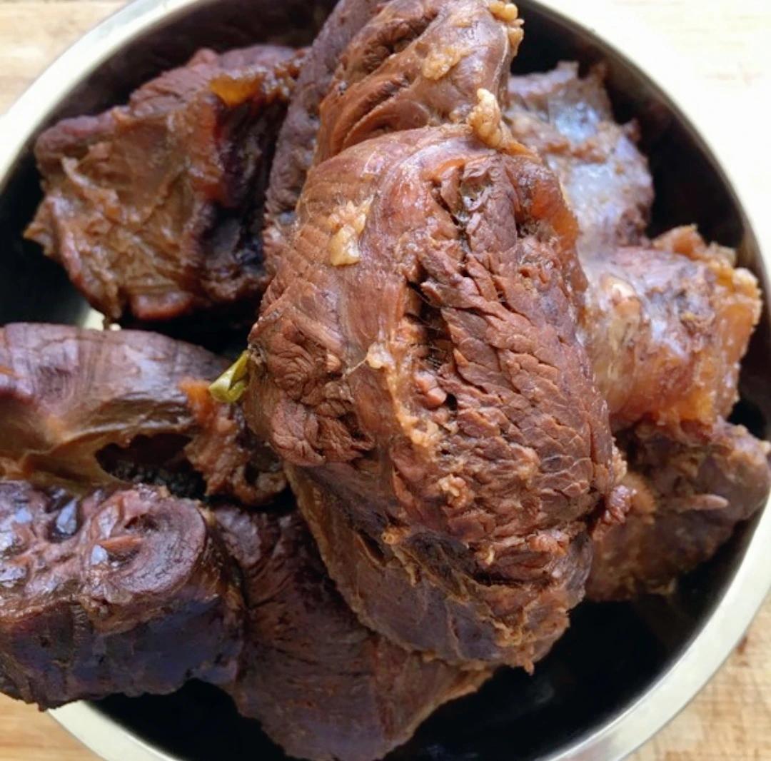 大家发现没有？
牛肉都降到18块钱一斤了，
酱牛肉还贼贵，今天一问85.8元一斤