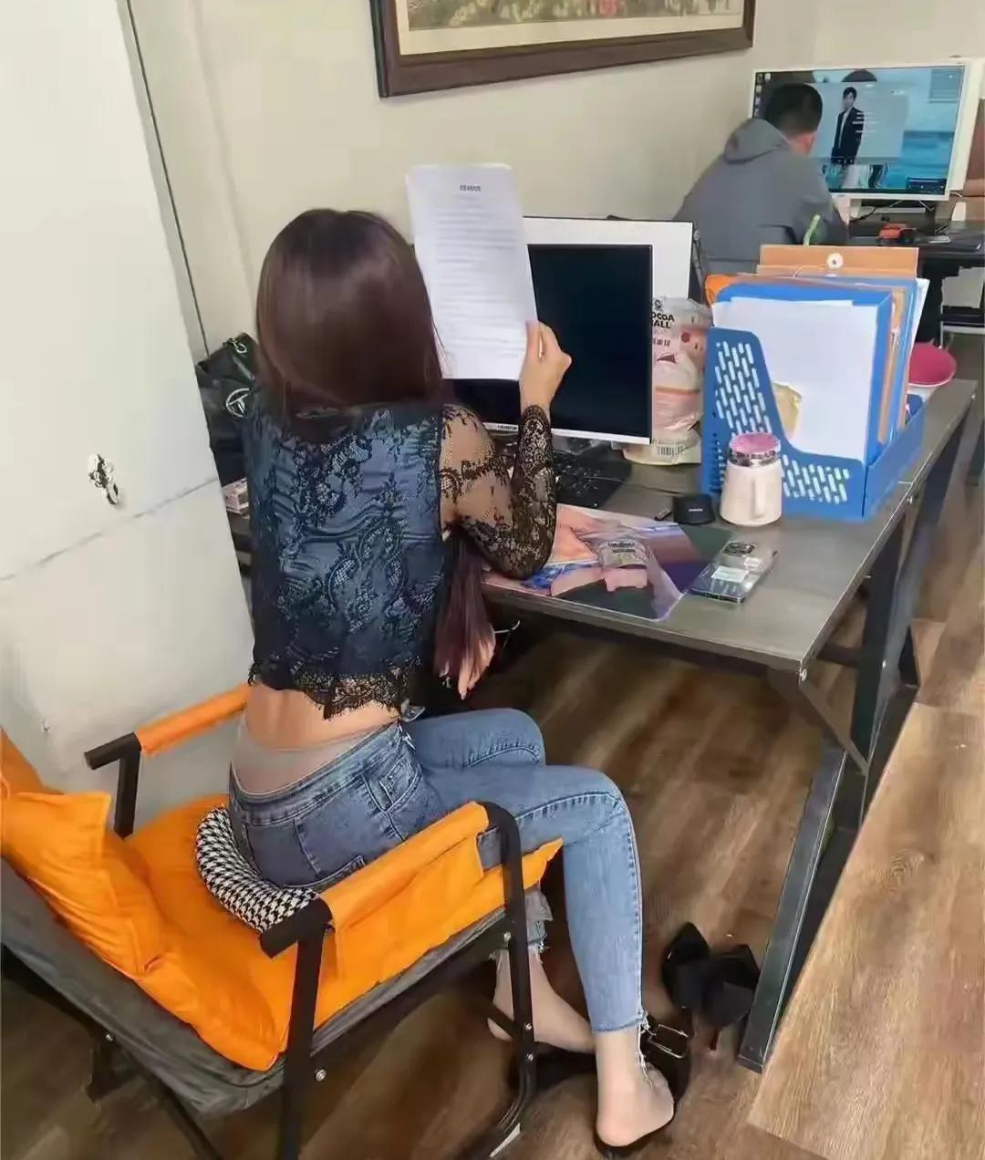 如果你是老板，上班时间发现这两个都在摸鱼，你会开除哪一个?
